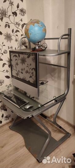 Компьютерный стол стеклянный