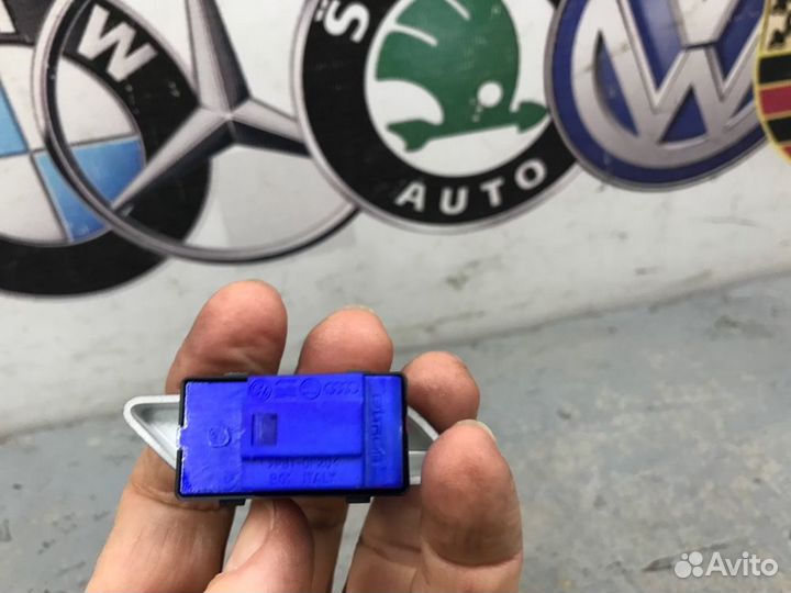 Кнопка центрального замка передняя правая