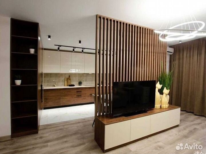 Кухня с каменным островом