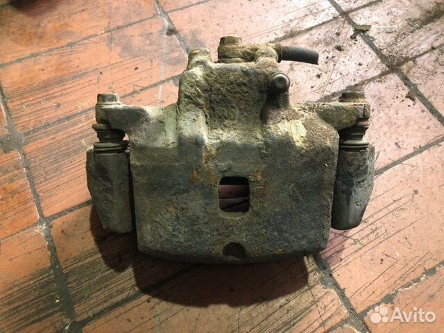 Суппорт передний левый Mitsubishi Lancer седан