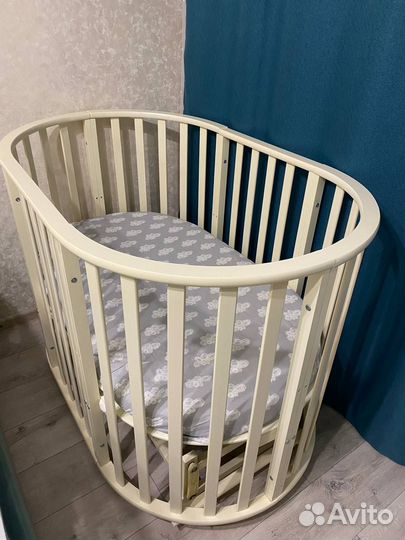 Детская кроватка с маятником