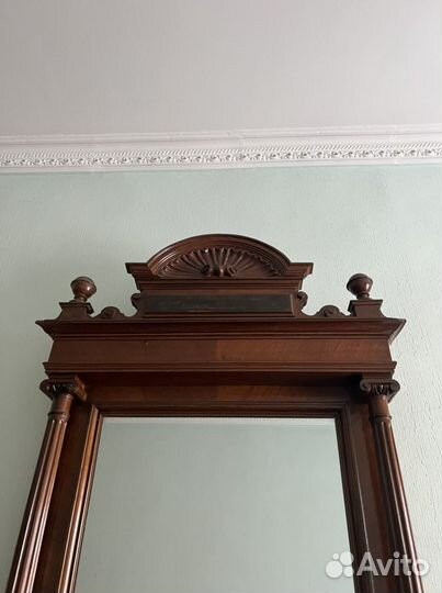 Старинное зеркало ручной работы с туалетным столик