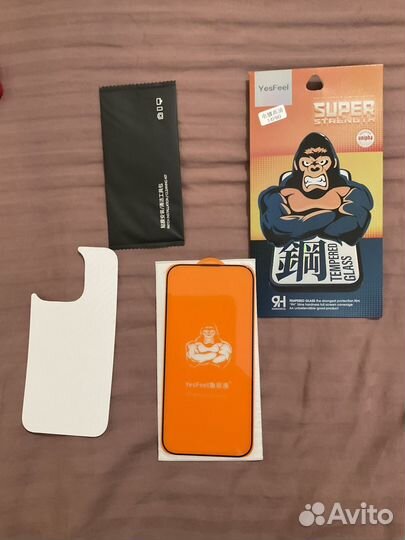 Защитное стекло на iPhone 14 pro