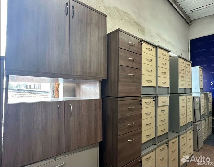 Мебель: шкаф, стол, тумба, кресло