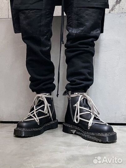 Ботинки Rick Owens x Dr.Martens на руках