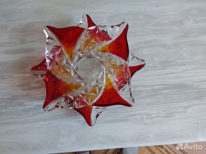 Стеклянные вазочки и тарелка