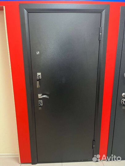 Дверь входная металлическая с зеркалом и без