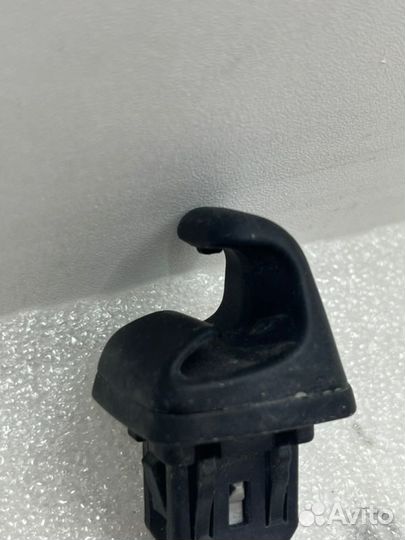 Крючок солнцезащитного козырка Toyota Camry