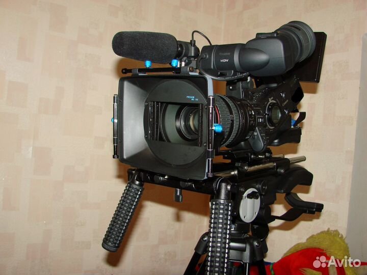 Продам профессиональную видеокамеру canon XL H1a