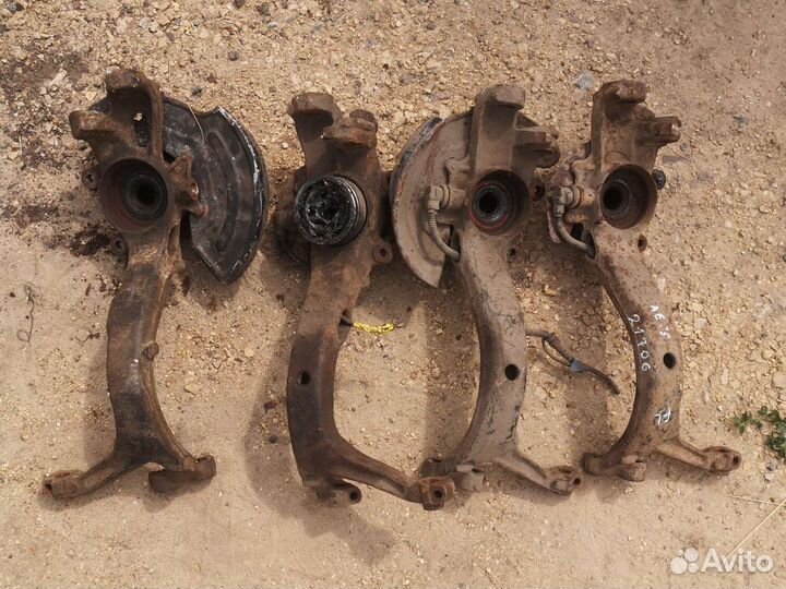 Кулак поворотный Passat В5 левый