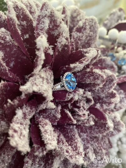 Золотые серьги и кольцо с бриллиантами и топазами