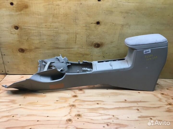 Консоль между сидений Toyota Corolla Fielder