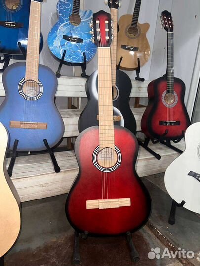 Классическая гитара красная