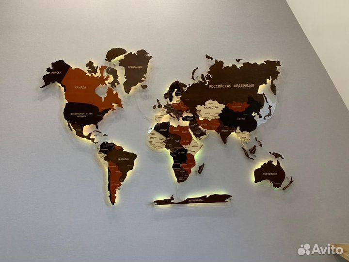 Деревянная карта мира с подсветкой на оргстекле