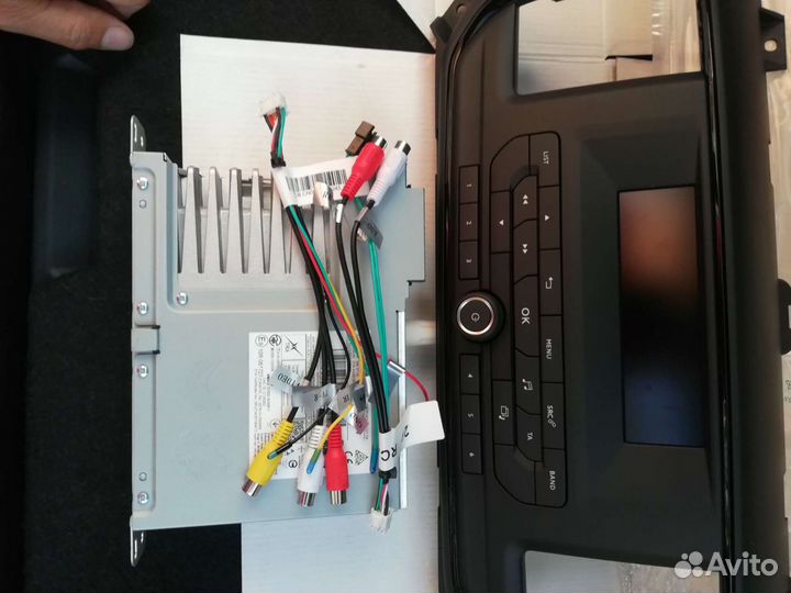 Штатное головное устройство на Peugeot Treveiler