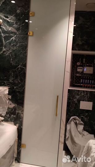 Стеклянная дверь на заказ