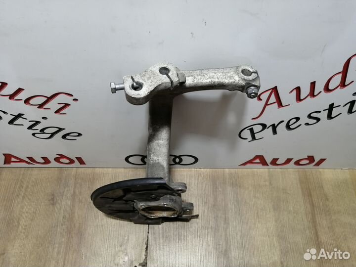 Кулак поворотный audi a4 b7 левый