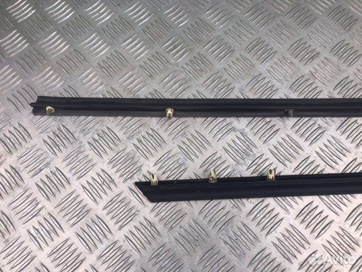 Молдинг двери передний правый Mercedes-Benz