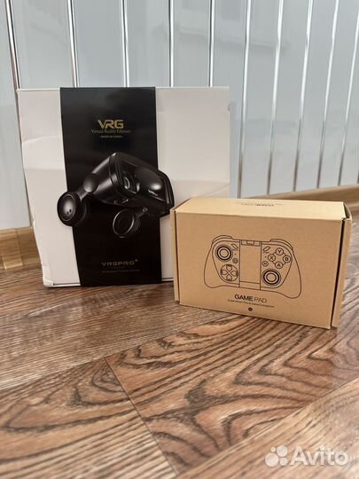 Очки виртуальной реальности с джойстиками