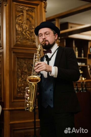 Саксофонист на праздник