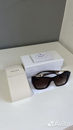 Солнцезащитные очки Prada