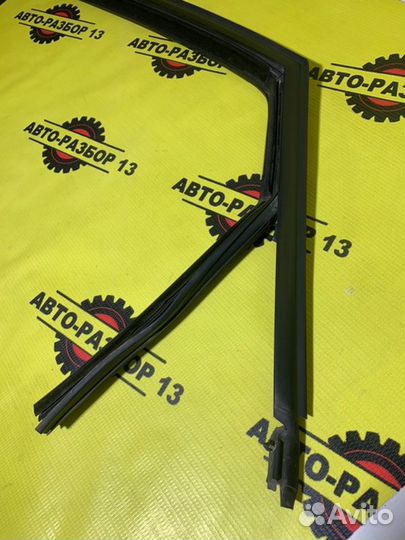 Уплотнитель стекла задний левый Vw Polo 5 1.6 2019