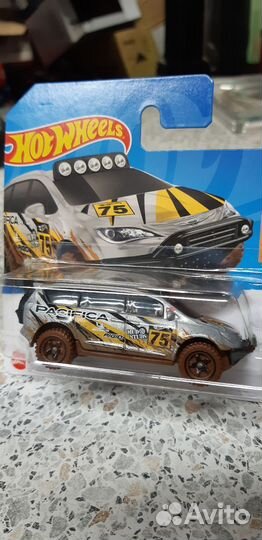 Модель Hot Wheels Chrysler Pacifica серебристый