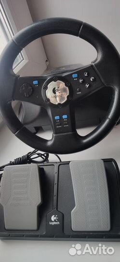 Отличный игровой руль Logitech с педалями