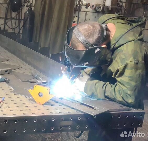 Сварщик на полуавтомат на производство лестниц