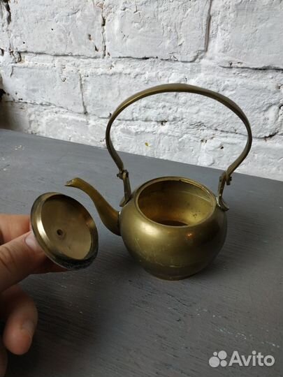 Старинный круглый чайник из латуни