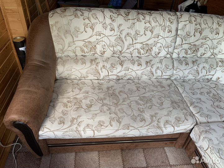 Угловой диван в хорошем состоянии
