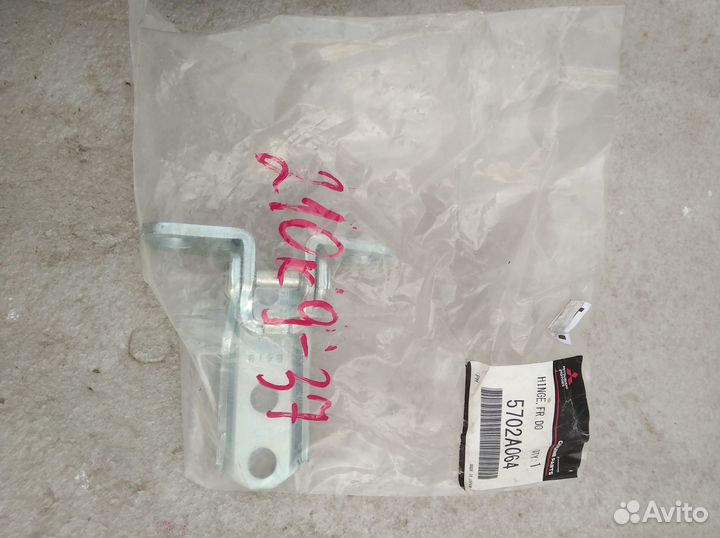 Петля двери задней / передней Mitsubishi Outlander