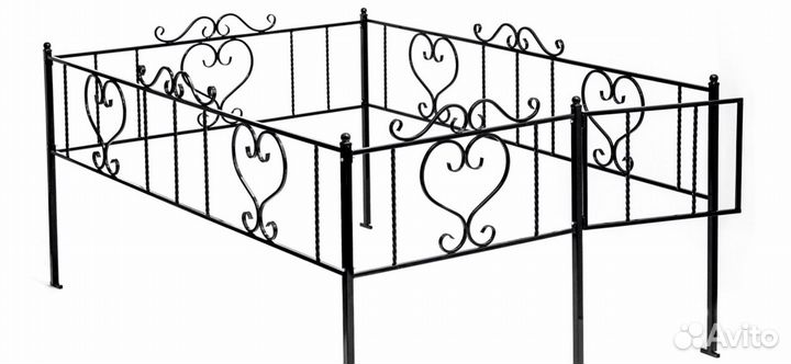 Крест, оградка, стол и лавочка на кладбище