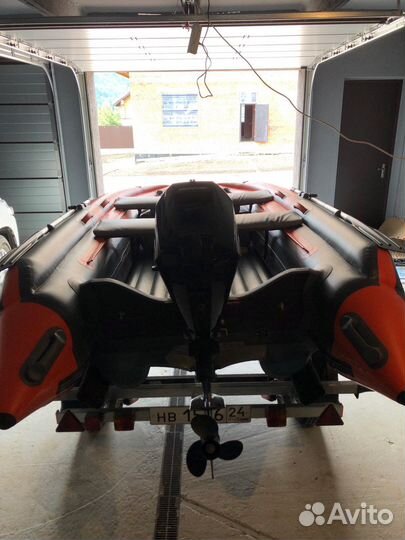 Лодка с мотором и прицепом