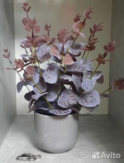 Композиция из искусственных цветов