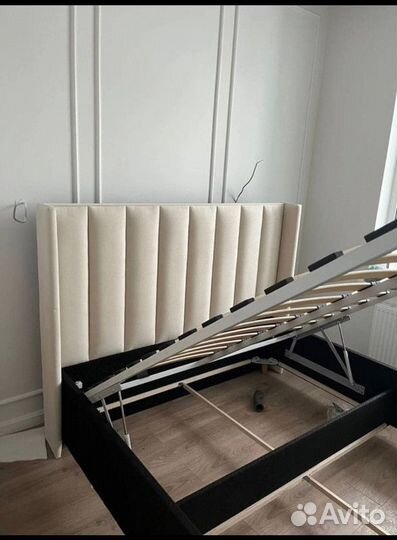 Кровать двухспальная с подъемным механизмом
