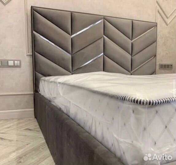 Кровать двухспальная с мягким изголовьем