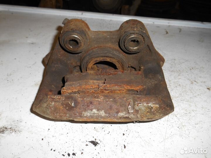 Суппорт передний левый Opel Omega A Опель Омега А