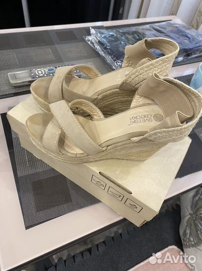 Босоножки бежевые