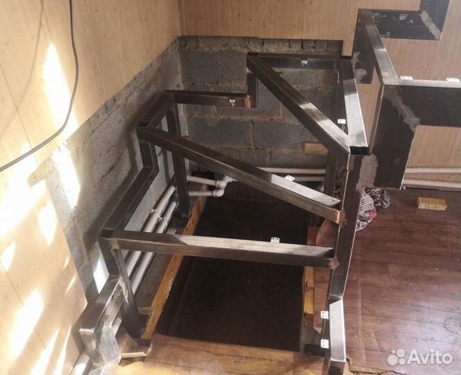 Каркас из метала Лестницы на Ломанном Косоуре на В