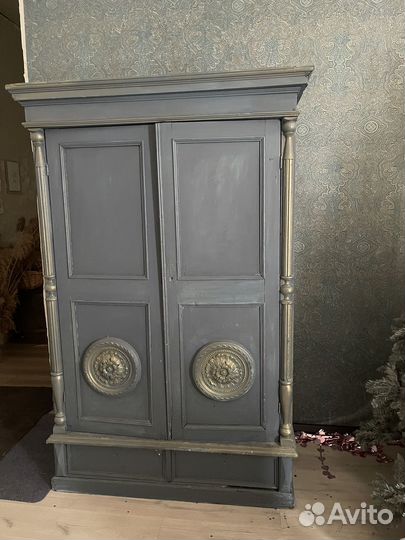 Старинный шкаф