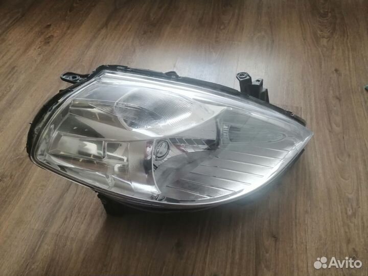 Nissan Tiida правая фара