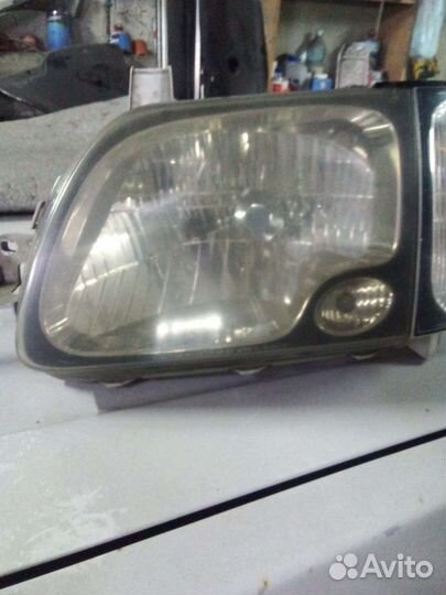 Левая фара на Toyota town ace noah cr40