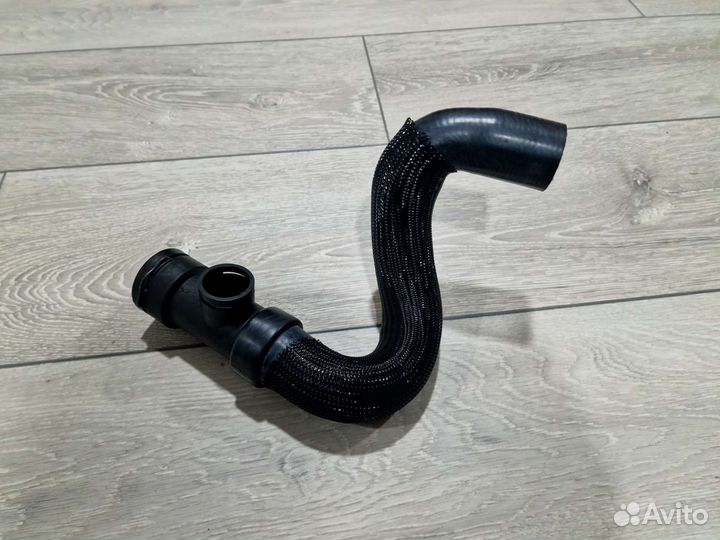 Патрубок радиатора Ауди А4 Б5, А6 С5, VW 8D0121049