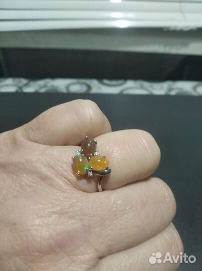 Серебряное кольцо ручной работы с топазом
