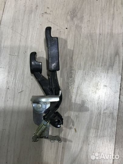 Ручка рычаг открывания багажника Hyundai solaris