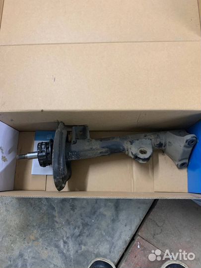 Стойки на мередес 204 (переднии)