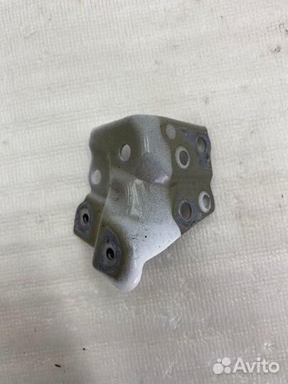 Кронштейн крыла и лонжерона передний правый Toyota