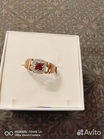 Золотое кольцо с гранатом и фианитоми