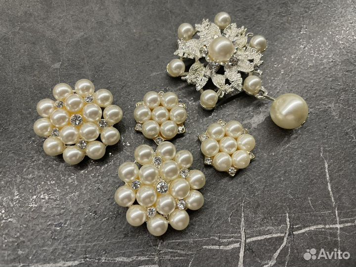 Пряжки, брошки, пуговицы новые